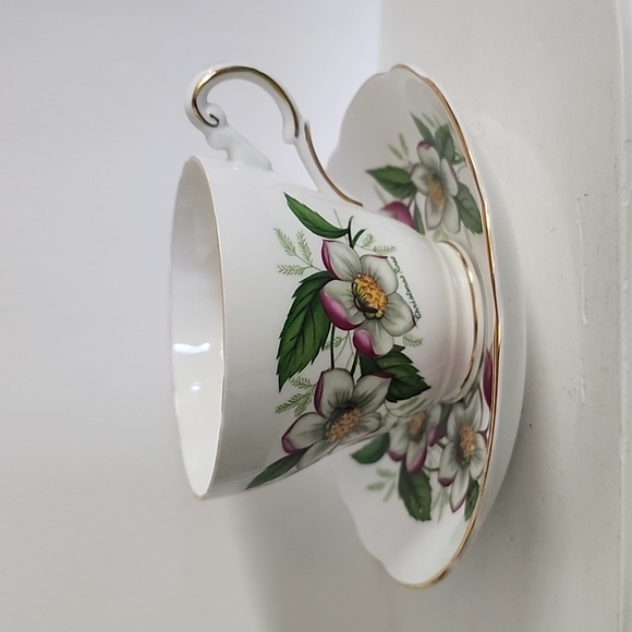 Vintage REGENCY English Bone China Christmas Rose Teacup and Saucer. 1950 - Picture 6 of 8